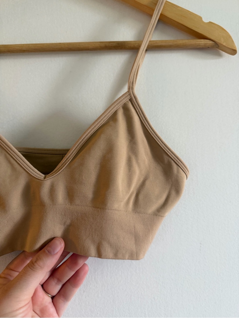 SKIMS Light Tan Seamless Classic Comfy Neutral Bralette size Small EUC - Picture 2 of 5